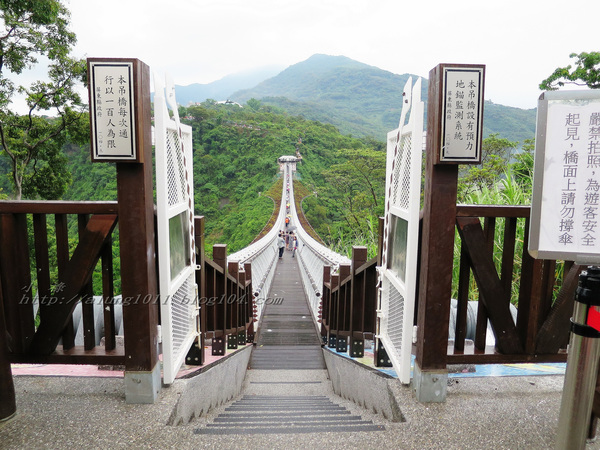 山川琉璃吊橋：細雨霏霏。山川琉璃吊橋~
