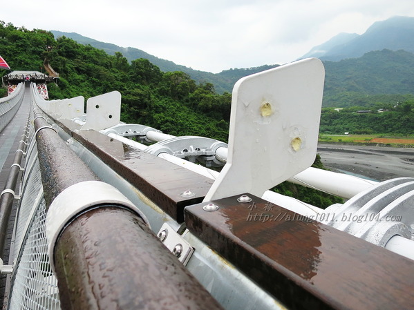 山川琉璃吊橋：細雨霏霏。山川琉璃吊橋~