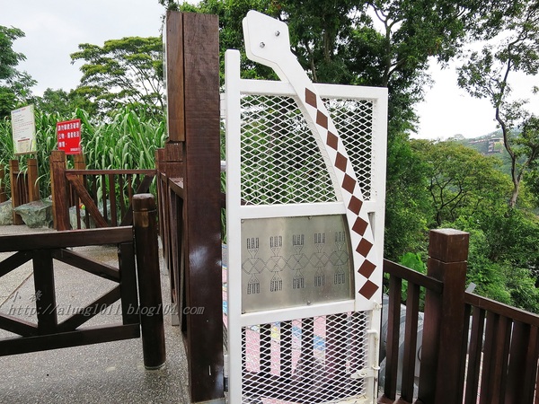 山川琉璃吊橋：細雨霏霏。山川琉璃吊橋~