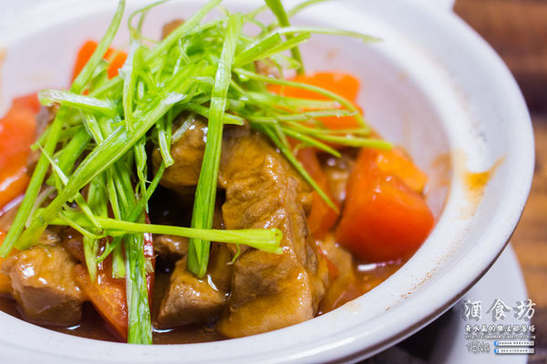 酒食坊Pān-toh Bistro|台北松山美食中式餐酒館；小家庭少人數的創意辦桌菜；食材有天然，調酒、功夫菜水準之上。