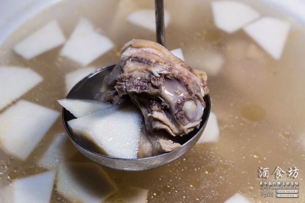 酒食坊Pān-toh Bistro|台北松山美食中式餐酒館；小家庭少人數的創意辦桌菜；食材有天然，調酒、功夫菜水準之上。