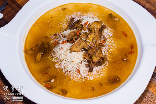 酒食坊Pān-toh Bistro|台北松山美食中式餐酒館；小家庭少人數的創意辦桌菜；食材有天然，調酒、功夫菜水準之上。