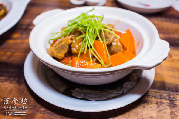 酒食坊Pān-toh Bistro|台北松山美食中式餐酒館；小家庭少人數的創意辦桌菜；食材有天然，調酒、功夫菜水準之上。