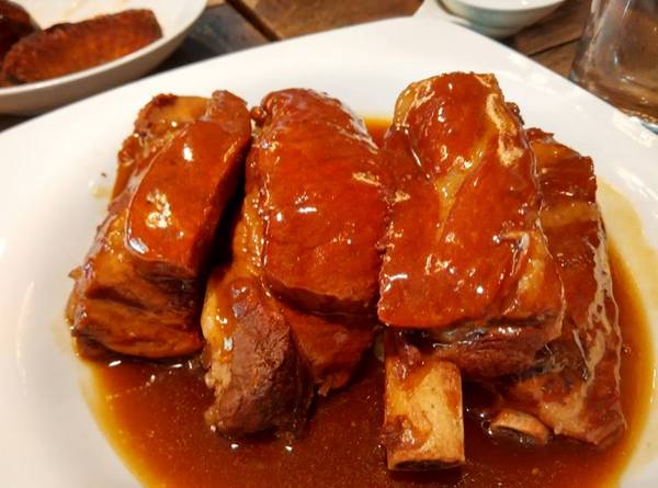 酒食坊 Pān-toh Bistro：酒食坊-非常適合家庭聚餐或是辦大型餐會的地點  客賓主盡歡的好選擇  非常細心的店家服務