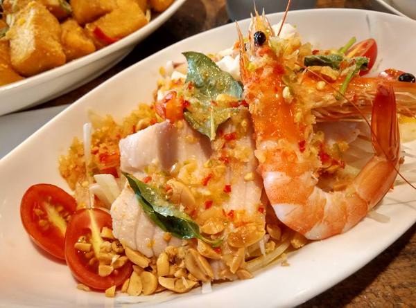 酒食坊 Pān-toh Bistro：酒食坊-非常適合家庭聚餐或是辦大型餐會的地點  客賓主盡歡的好選擇  非常細心的店家服務