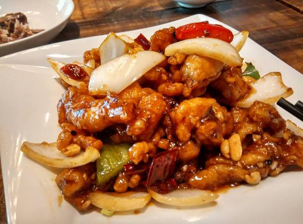 酒食坊 Pān-toh Bistro：酒食坊-非常適合家庭聚餐或是辦大型餐會的地點  客賓主盡歡的好選擇  非常細心的店家服務