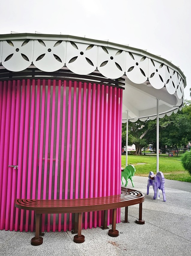 台中打卡最新景點|全台唯一彩色旋轉木馬廁所