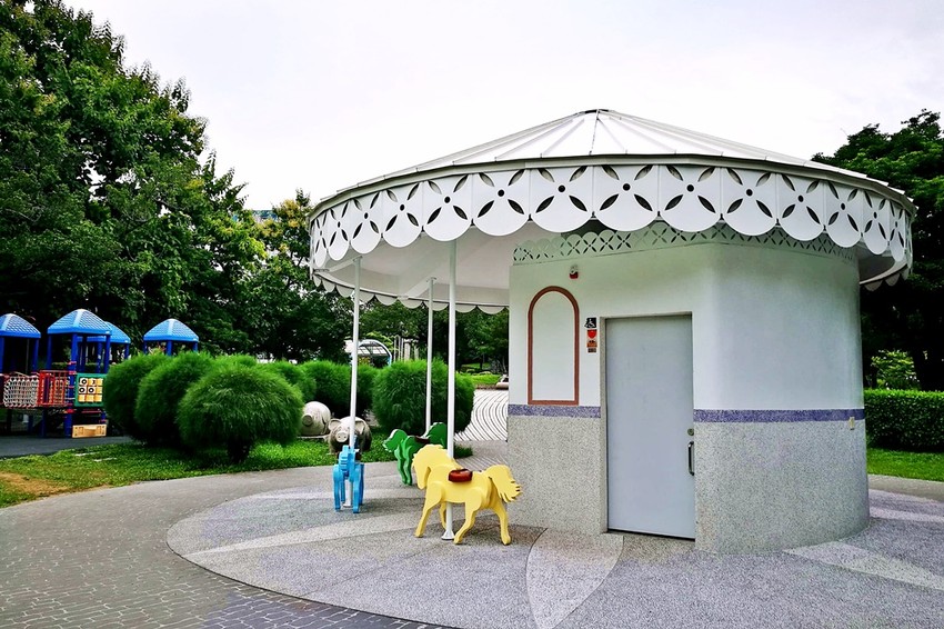 台中打卡最新景點|全台唯一彩色旋轉木馬廁所