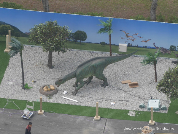 亞洲最大侏儸紀樂園：【景點】台中亞洲最大侏儸紀樂園@西屯老虎城-捷運BRT秋紅谷 : 從早叫到晚~來自四川自貢的侏儸紀世界？ 觀看恐龍請注意…會動的阿!!  From : http://mshw.info/mshw/？p=10814＃ixzz3uYYWkPFY @哪裡好吃哪裡去:美食避雷箴 Follow us: @mi