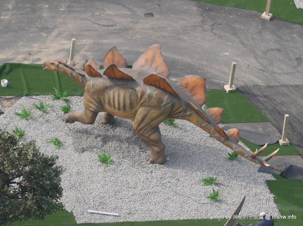 亞洲最大侏儸紀樂園：【景點】台中亞洲最大侏儸紀樂園@西屯老虎城-捷運BRT秋紅谷 : 從早叫到晚~來自四川自貢的侏儸紀世界？ 觀看恐龍請注意…會動的阿!!  From : http://mshw.info/mshw/？p=10814＃ixzz3uYYWkPFY @哪裡好吃哪裡去:美食避雷箴 Follow us: @mi