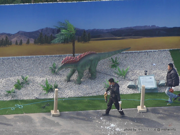 亞洲最大侏儸紀樂園：【景點】台中亞洲最大侏儸紀樂園@西屯老虎城-捷運BRT秋紅谷 : 從早叫到晚~來自四川自貢的侏儸紀世界？ 觀看恐龍請注意…會動的阿!!  From : http://mshw.info/mshw/？p=10814＃ixzz3uYYWkPFY @哪裡好吃哪裡去:美食避雷箴 Follow us: @mi
