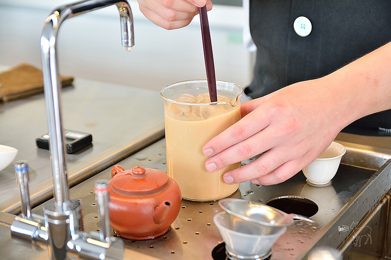 京盛宇:用茶壺與台灣茶葉沖泡的手搖茶,小葉種煉乳奶茶,台北捷運松山車站五分埔下午茶 TAI_7476.jpg