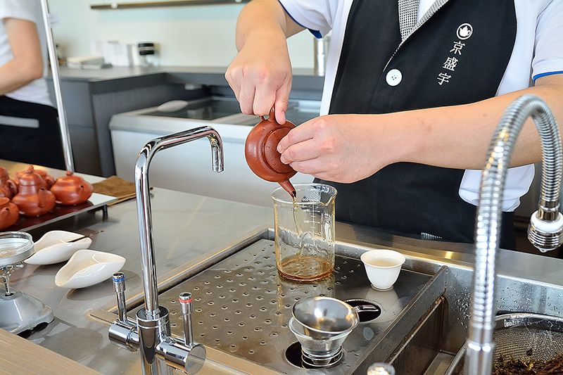 京盛宇:用茶壺與台灣茶葉沖泡的手搖茶,小葉種煉乳奶茶,台北捷運松山車站五分埔下午茶 TAI_7469.jpg