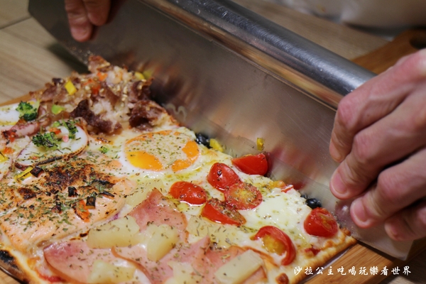 愛披薩 ipizza:隱藏版9宮格披薩每日限量/士林劍潭披薩『愛披薩 ipizza』超療癒巧克力香蕉棉花糖披薩/捷運劍潭站