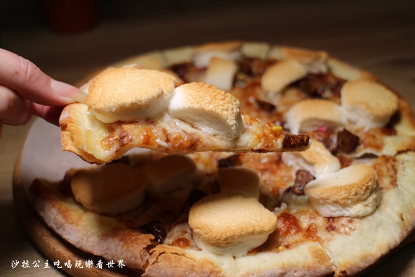 愛披薩 ipizza:隱藏版9宮格披薩每日限量/士林劍潭披薩『愛披薩 ipizza』超療癒巧克力香蕉棉花糖披薩/捷運劍潭站