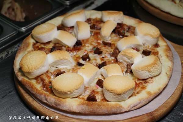 愛披薩 ipizza:隱藏版9宮格披薩每日限量/士林劍潭披薩『愛披薩 ipizza』超療癒巧克力香蕉棉花糖披薩/捷運劍潭站