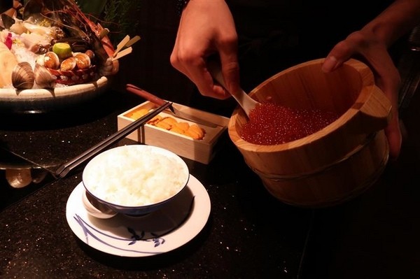 囍聚精緻鍋物：囍聚精緻鍋物 現勺鮭魚爆卵海膽飯 紅蟳免動手入口超豪華 2018台北生日必吃約會餐廳包廂推薦 !