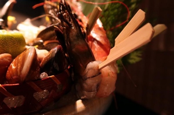 囍聚精緻鍋物：囍聚精緻鍋物 現勺鮭魚爆卵海膽飯 紅蟳免動手入口超豪華 2018台北生日必吃約會餐廳包廂推薦 !