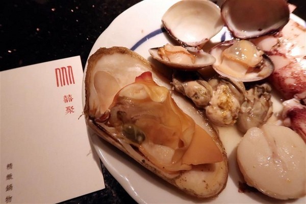 囍聚精緻鍋物：囍聚精緻鍋物 現勺鮭魚爆卵海膽飯 紅蟳免動手入口超豪華 2018台北生日必吃約會餐廳包廂推薦 !