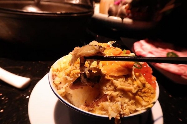 囍聚精緻鍋物：囍聚精緻鍋物 現勺鮭魚爆卵海膽飯 紅蟳免動手入口超豪華 2018台北生日必吃約會餐廳包廂推薦 !