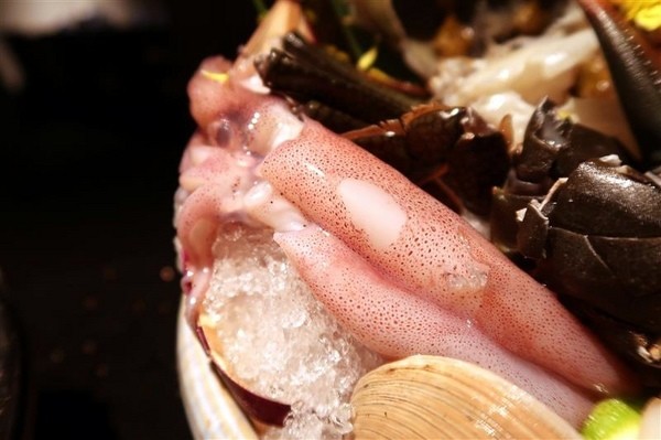 囍聚精緻鍋物：囍聚精緻鍋物 現勺鮭魚爆卵海膽飯 紅蟳免動手入口超豪華 2018台北生日必吃約會餐廳包廂推薦 !