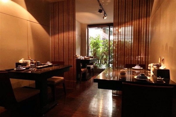 囍聚精緻鍋物：囍聚精緻鍋物 現勺鮭魚爆卵海膽飯 紅蟳免動手入口超豪華 2018台北生日必吃約會餐廳包廂推薦 !