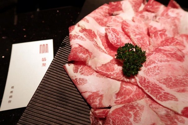 囍聚精緻鍋物：囍聚精緻鍋物 現勺鮭魚爆卵海膽飯 紅蟳免動手入口超豪華 2018台北生日必吃約會餐廳包廂推薦 !