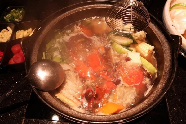 囍聚精緻鍋物：囍聚精緻鍋物 現勺鮭魚爆卵海膽飯 紅蟳免動手入口超豪華 2018台北生日必吃約會餐廳包廂推薦 !