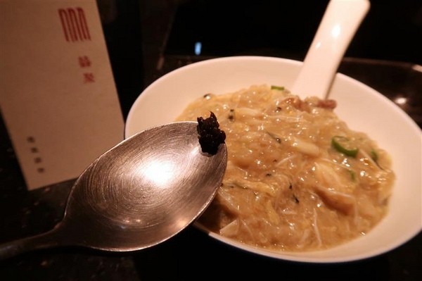 囍聚精緻鍋物：囍聚精緻鍋物 現勺鮭魚爆卵海膽飯 紅蟳免動手入口超豪華 2018台北生日必吃約會餐廳包廂推薦 !