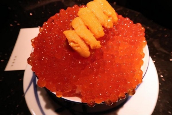 囍聚精緻鍋物：囍聚精緻鍋物 現勺鮭魚爆卵海膽飯 紅蟳免動手入口超豪華 2018台北生日必吃約會餐廳包廂推薦 !