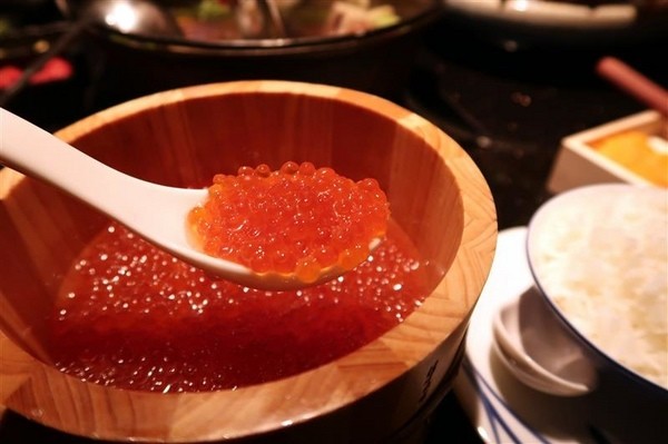 囍聚精緻鍋物：囍聚精緻鍋物 現勺鮭魚爆卵海膽飯 紅蟳免動手入口超豪華 2018台北生日必吃約會餐廳包廂推薦 !