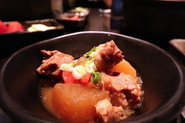 囍聚精緻鍋物：囍聚精緻鍋物 現勺鮭魚爆卵海膽飯 紅蟳免動手入口超豪華 2018台北生日必吃約會餐廳包廂推薦 !