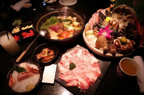 囍聚精緻鍋物：囍聚精緻鍋物 現勺鮭魚爆卵海膽飯 紅蟳免動手入口超豪華 2018台北生日必吃約會餐廳包廂推薦 !