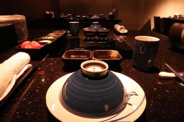 囍聚精緻鍋物：囍聚精緻鍋物 現勺鮭魚爆卵海膽飯 紅蟳免動手入口超豪華 2018台北生日必吃約會餐廳包廂推薦 !