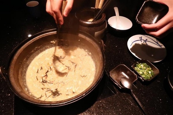 囍聚精緻鍋物：囍聚精緻鍋物 現勺鮭魚爆卵海膽飯 紅蟳免動手入口超豪華 2018台北生日必吃約會餐廳包廂推薦 !