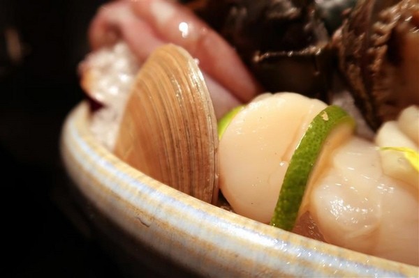 囍聚精緻鍋物：囍聚精緻鍋物 現勺鮭魚爆卵海膽飯 紅蟳免動手入口超豪華 2018台北生日必吃約會餐廳包廂推薦 !