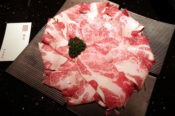 囍聚精緻鍋物：囍聚精緻鍋物 現勺鮭魚爆卵海膽飯 紅蟳免動手入口超豪華 2018台北生日必吃約會餐廳包廂推薦 !