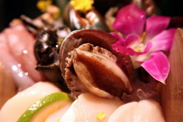 囍聚精緻鍋物：囍聚精緻鍋物 現勺鮭魚爆卵海膽飯 紅蟳免動手入口超豪華 2018台北生日必吃約會餐廳包廂推薦 !