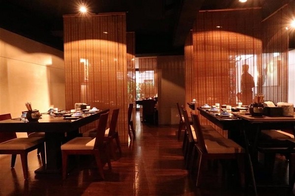 囍聚精緻鍋物：囍聚精緻鍋物 現勺鮭魚爆卵海膽飯 紅蟳免動手入口超豪華 2018台北生日必吃約會餐廳包廂推薦 !