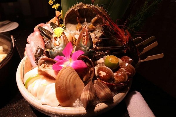 囍聚精緻鍋物：囍聚精緻鍋物 現勺鮭魚爆卵海膽飯 紅蟳免動手入口超豪華 2018台北生日必吃約會餐廳包廂推薦 !