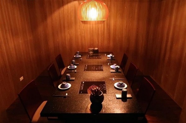 囍聚精緻鍋物：囍聚精緻鍋物 現勺鮭魚爆卵海膽飯 紅蟳免動手入口超豪華 2018台北生日必吃約會餐廳包廂推薦 !