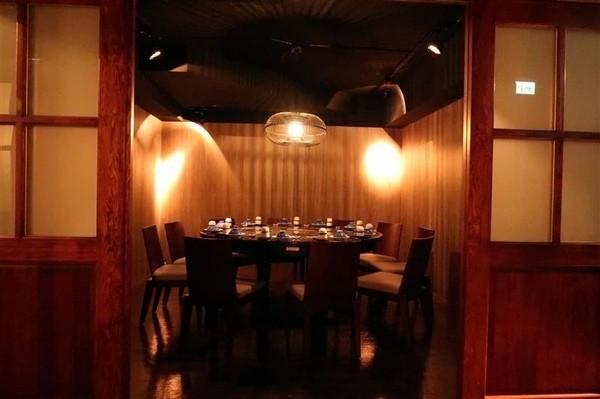 囍聚精緻鍋物：囍聚精緻鍋物 現勺鮭魚爆卵海膽飯 紅蟳免動手入口超豪華 2018台北生日必吃約會餐廳包廂推薦 !