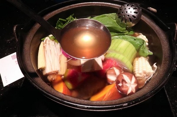 囍聚精緻鍋物：囍聚精緻鍋物 現勺鮭魚爆卵海膽飯 紅蟳免動手入口超豪華 2018台北生日必吃約會餐廳包廂推薦 !