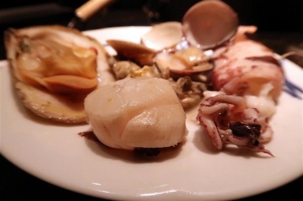 囍聚精緻鍋物：囍聚精緻鍋物 現勺鮭魚爆卵海膽飯 紅蟳免動手入口超豪華 2018台北生日必吃約會餐廳包廂推薦 !