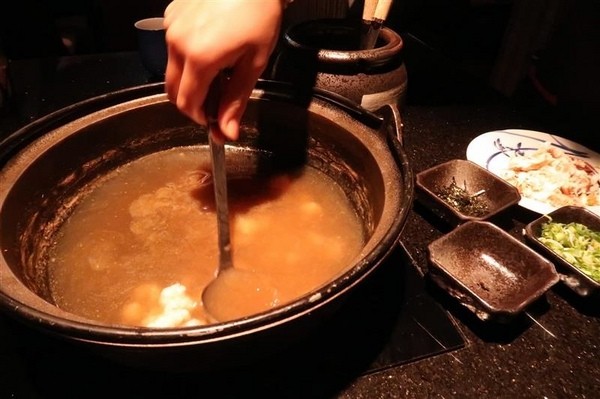 囍聚精緻鍋物：囍聚精緻鍋物 現勺鮭魚爆卵海膽飯 紅蟳免動手入口超豪華 2018台北生日必吃約會餐廳包廂推薦 !