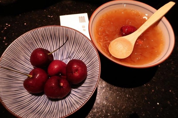 囍聚精緻鍋物：囍聚精緻鍋物 現勺鮭魚爆卵海膽飯 紅蟳免動手入口超豪華 2018台北生日必吃約會餐廳包廂推薦 !