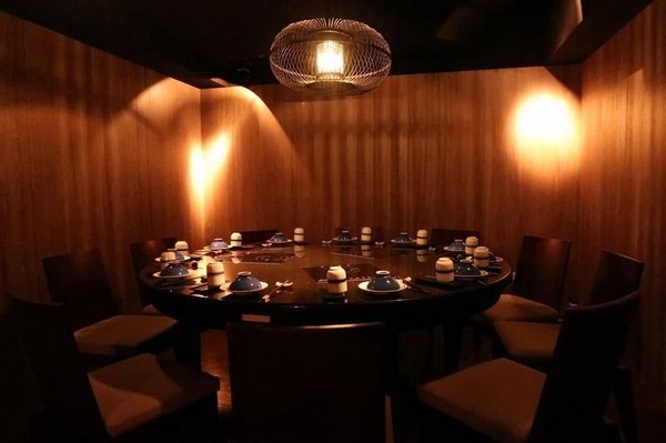 囍聚精緻鍋物：囍聚精緻鍋物 現勺鮭魚爆卵海膽飯 紅蟳免動手入口超豪華 2018台北生日必吃約會餐廳包廂推薦 !