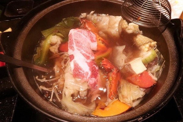 囍聚精緻鍋物：囍聚精緻鍋物 現勺鮭魚爆卵海膽飯 紅蟳免動手入口超豪華 2018台北生日必吃約會餐廳包廂推薦 !