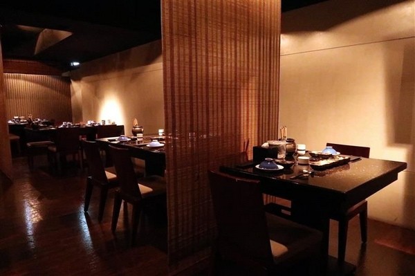 囍聚精緻鍋物：囍聚精緻鍋物 現勺鮭魚爆卵海膽飯 紅蟳免動手入口超豪華 2018台北生日必吃約會餐廳包廂推薦 !