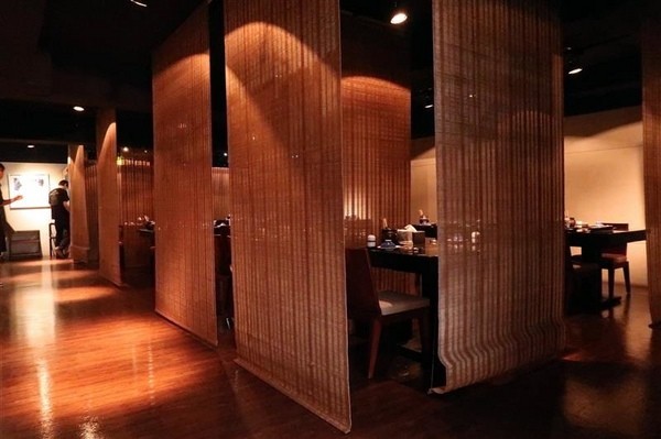 囍聚精緻鍋物：囍聚精緻鍋物 現勺鮭魚爆卵海膽飯 紅蟳免動手入口超豪華 2018台北生日必吃約會餐廳包廂推薦 !